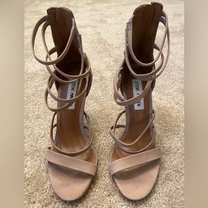 STEVE MADDEN HEELS
SIZE 5.5